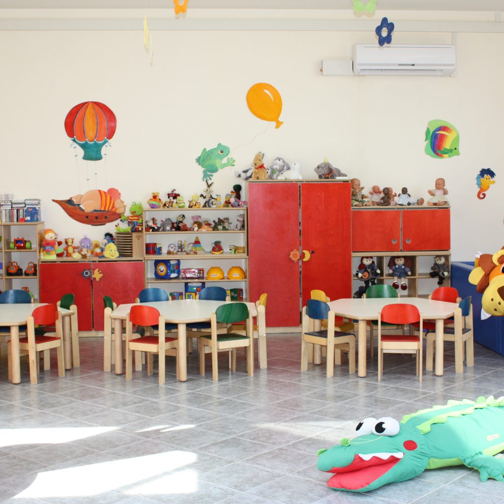 Bambino che gioca all'asilo nido Il Giardino delle Favole